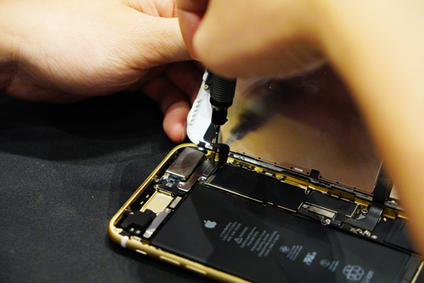 iphone拆除螺絲算是手機維修裡面最簡單的一個